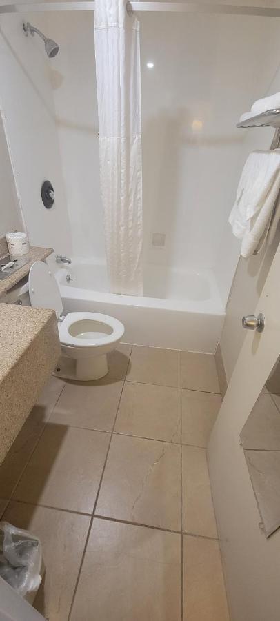 Howard Johnson By Wyndham Newburgh Extérieur photo