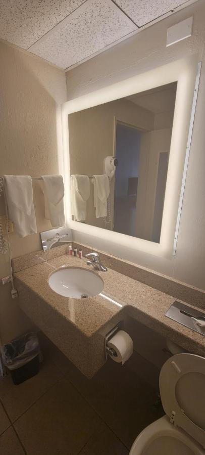 Howard Johnson By Wyndham Newburgh Extérieur photo