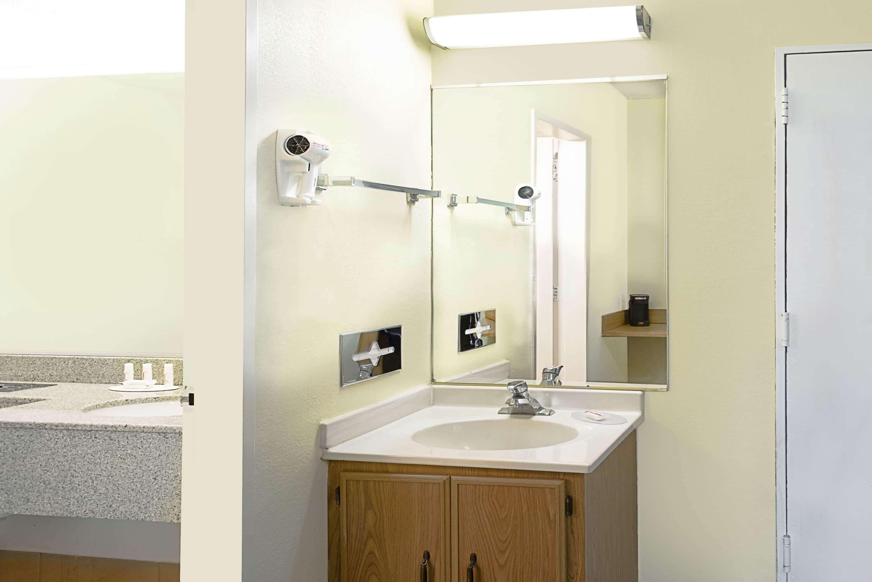 Howard Johnson By Wyndham Newburgh Extérieur photo