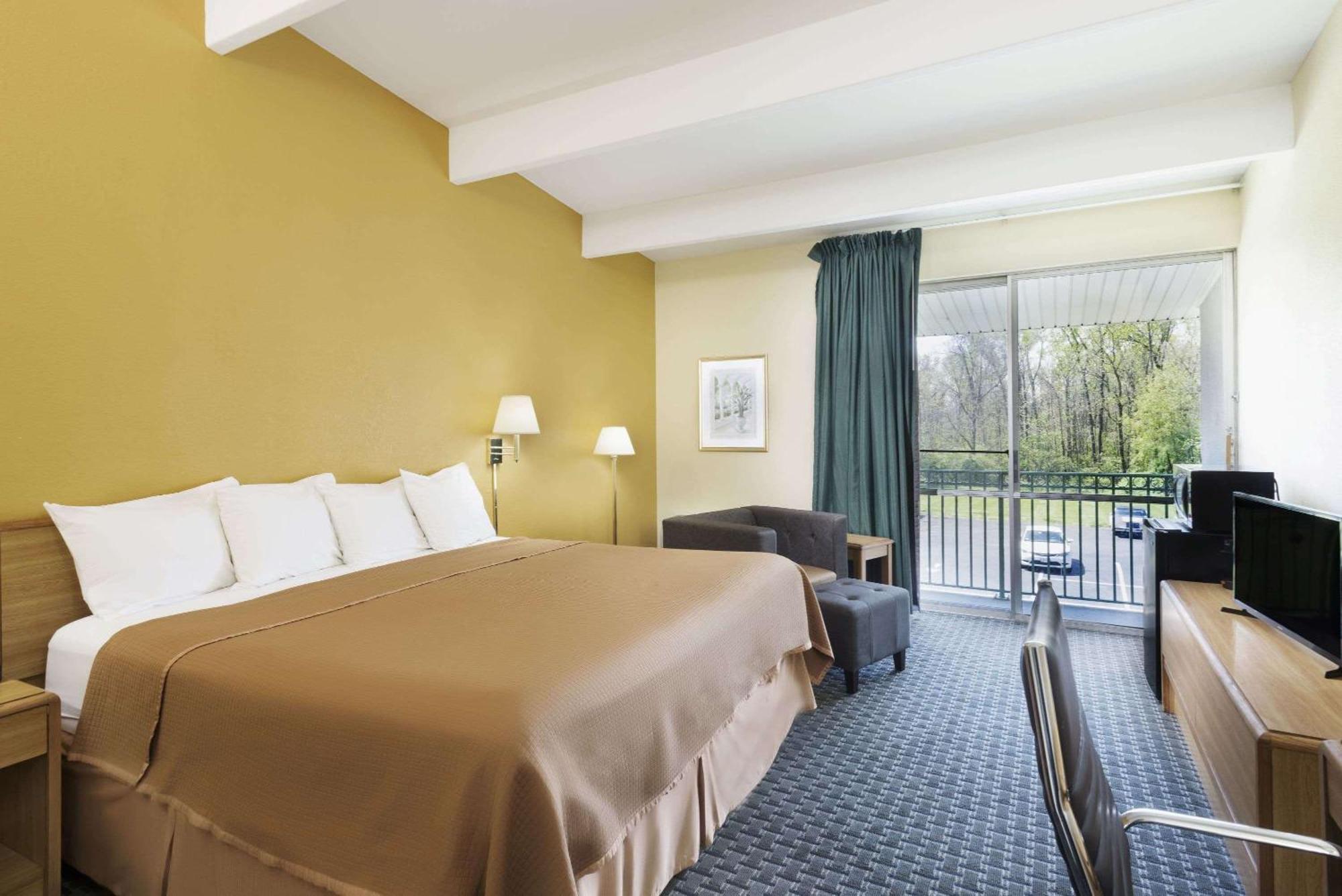 Howard Johnson By Wyndham Newburgh Extérieur photo
