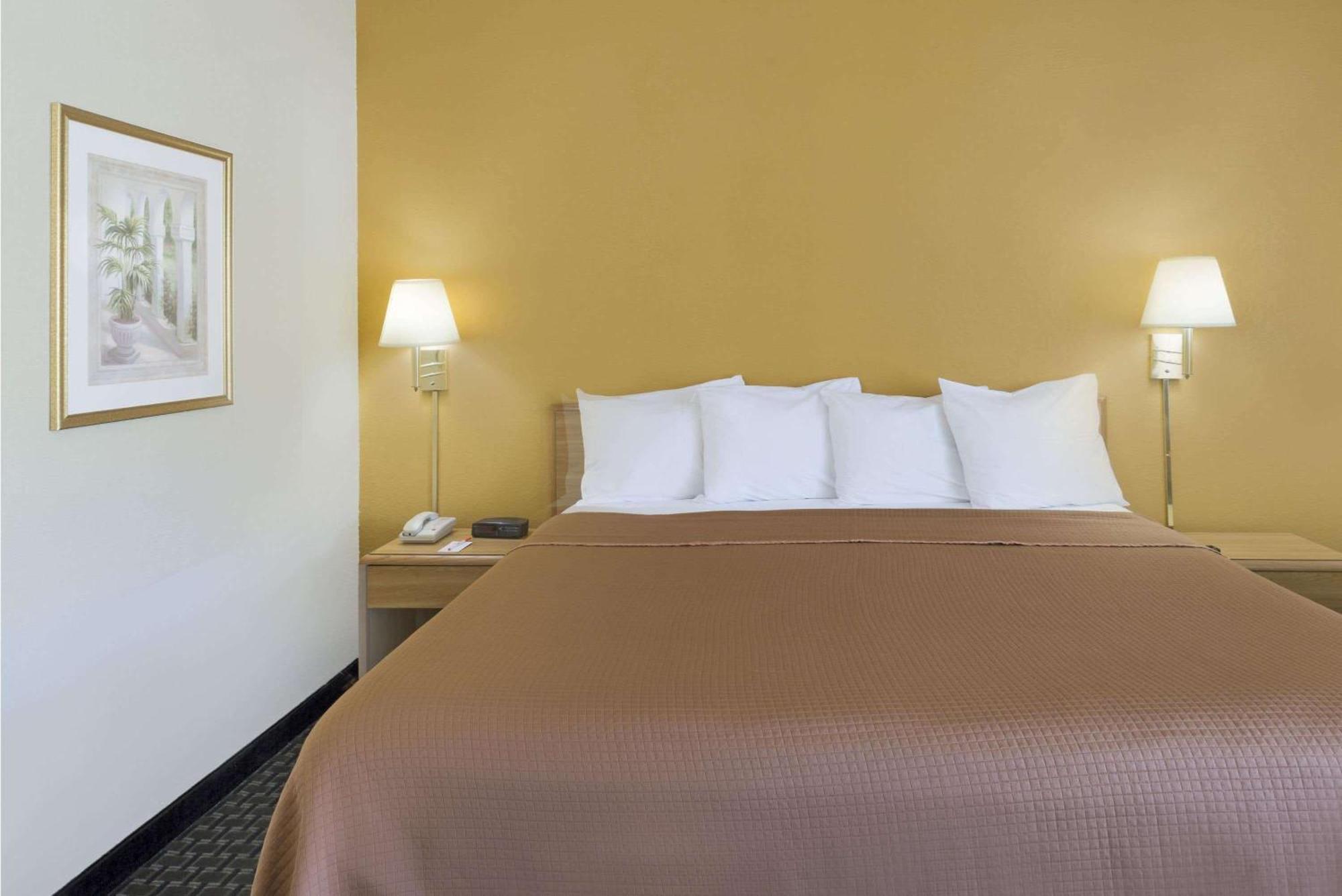 Howard Johnson By Wyndham Newburgh Extérieur photo