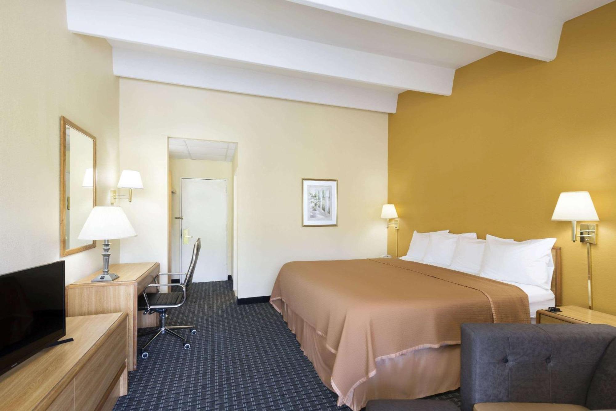 Howard Johnson By Wyndham Newburgh Extérieur photo