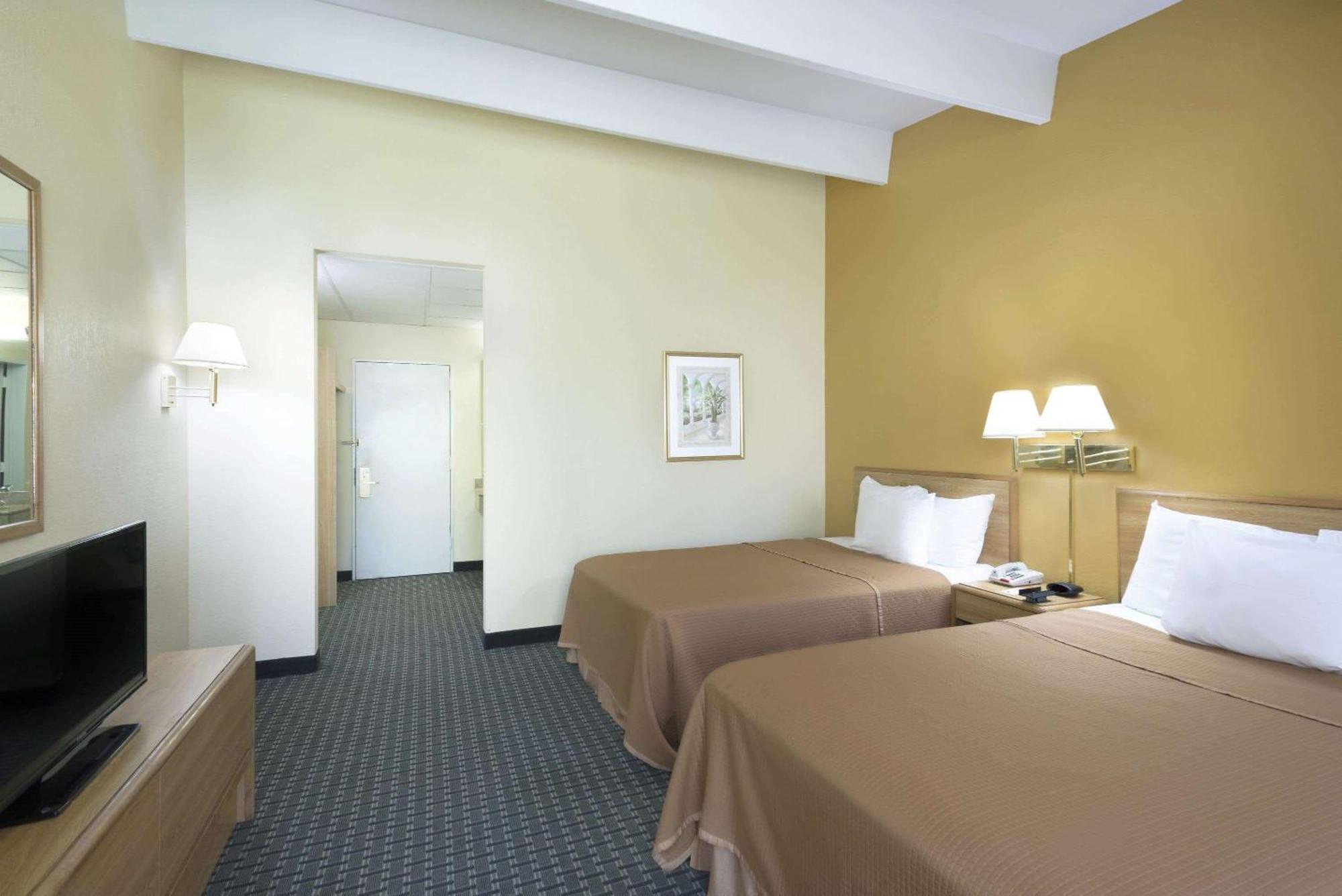 Howard Johnson By Wyndham Newburgh Extérieur photo