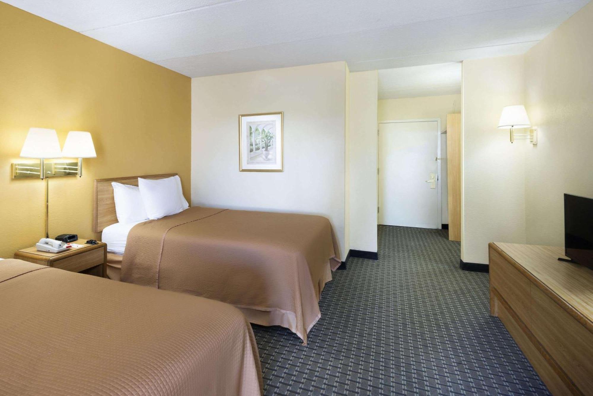 Howard Johnson By Wyndham Newburgh Extérieur photo