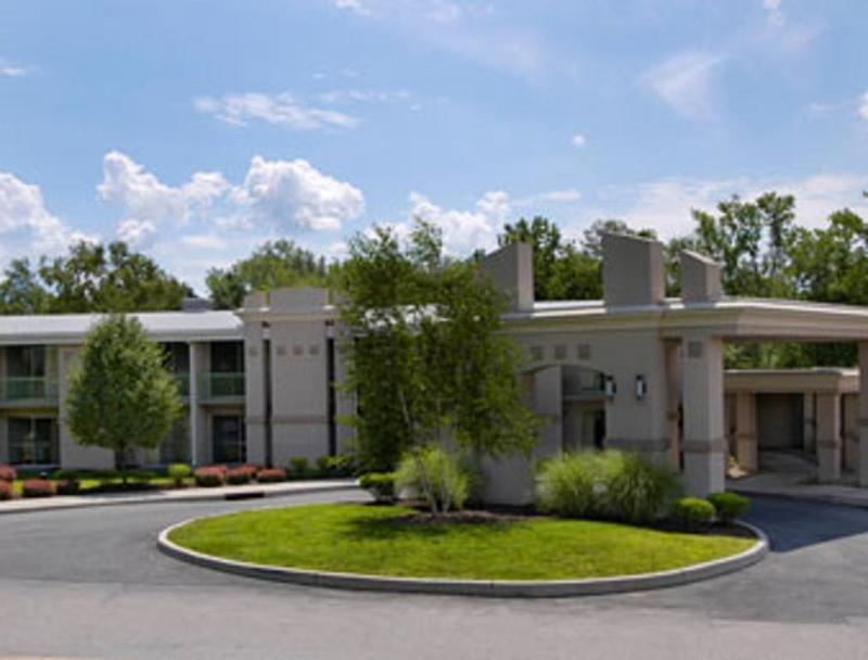 Howard Johnson By Wyndham Newburgh Extérieur photo