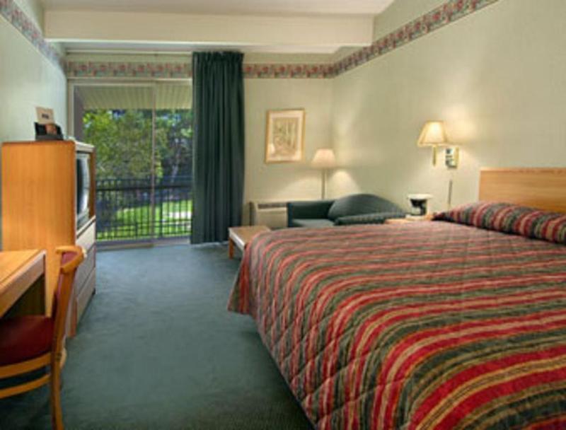 Howard Johnson By Wyndham Newburgh Extérieur photo