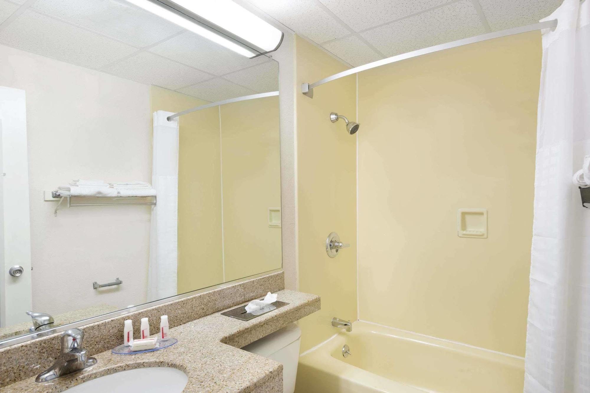 Howard Johnson By Wyndham Newburgh Extérieur photo