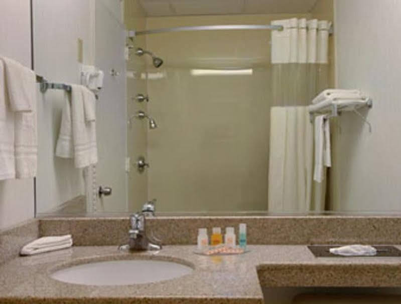 Howard Johnson By Wyndham Newburgh Extérieur photo