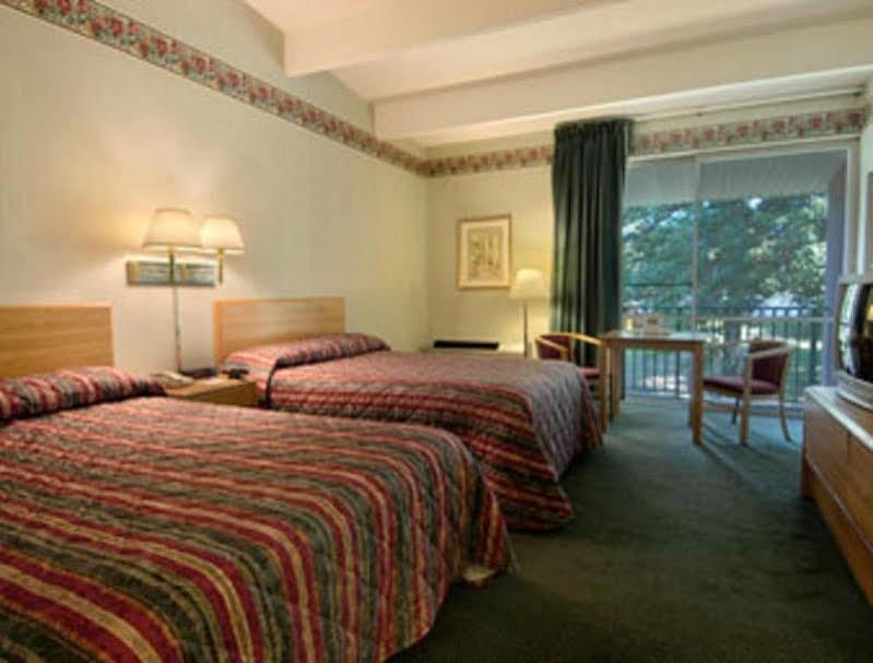 Howard Johnson By Wyndham Newburgh Extérieur photo
